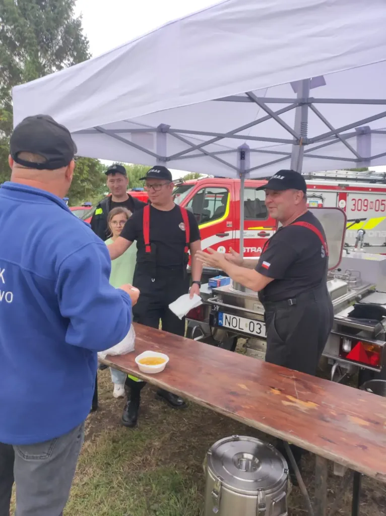 Wydawanie grochówki przygotowanej w kuchni polowej Teuvan LFK150 podczas treningu w Barczewie