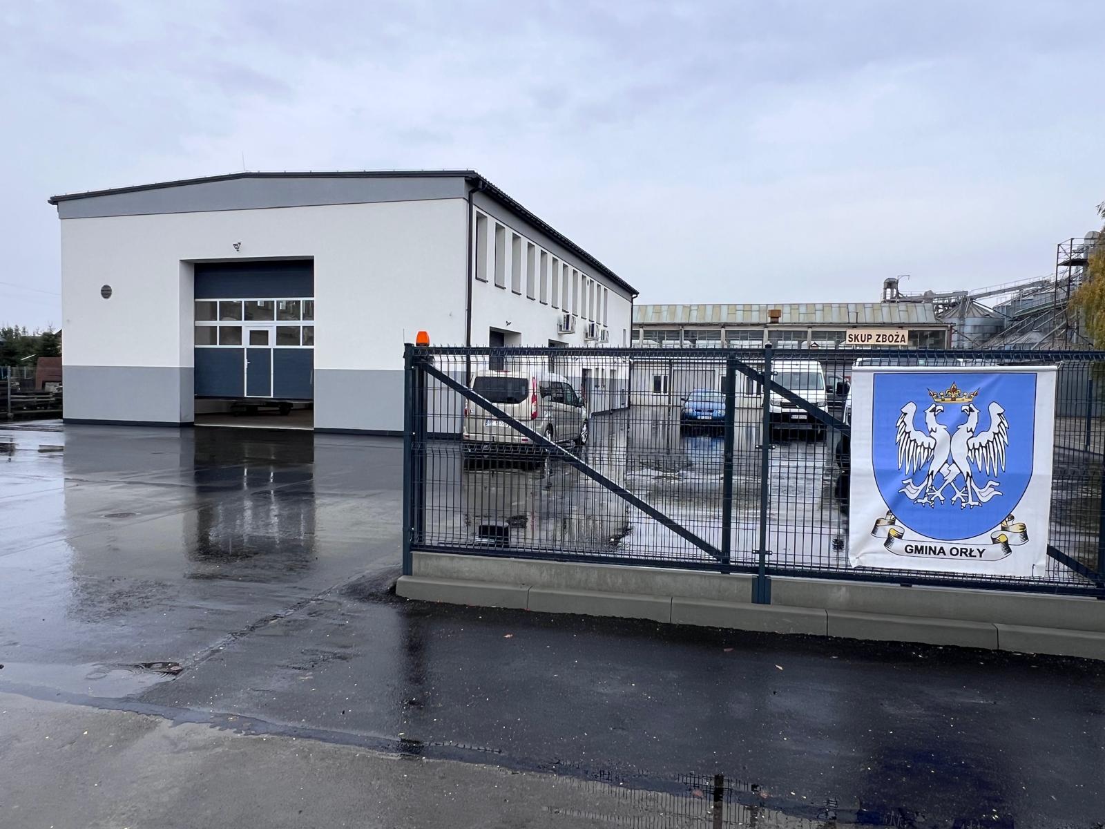 Budynek i herb Gminy Orły w miejscu dostawy kuchni polowej Teuvan