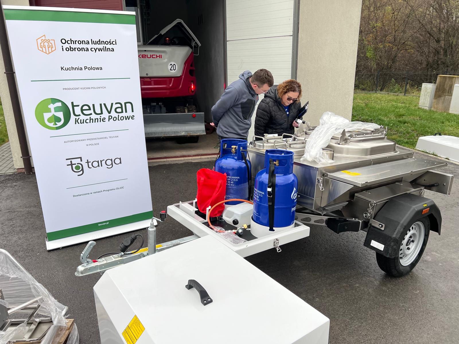Kuchnia polowa Teuvan LFK150 LPG na przyczepie z dwiema butlami gazowymi podczas dostawy do Gminy Gorlice.