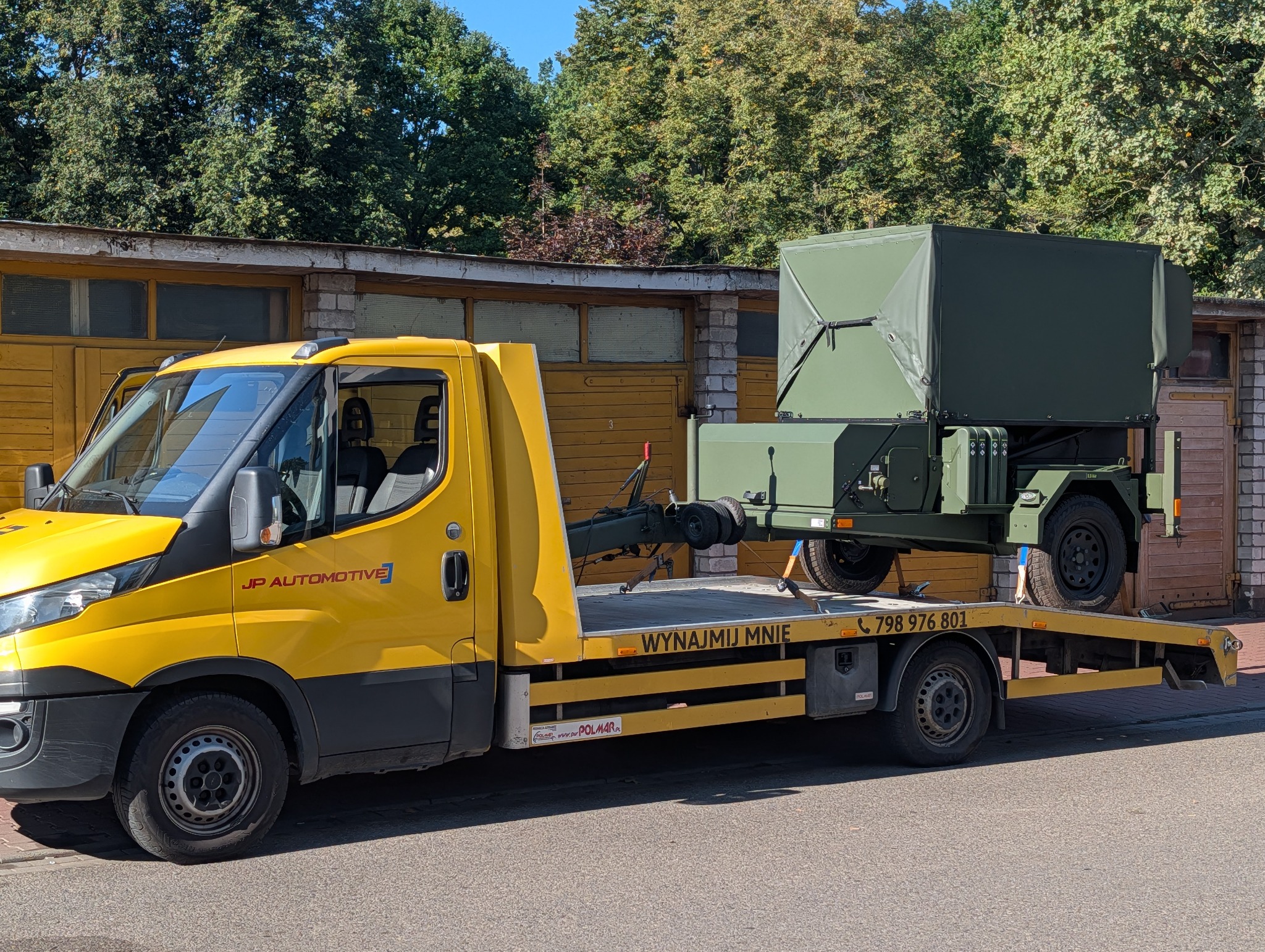 Kuchnia polowa Teuvan FK2000 w pozycji transportowej na żółtej lawecie.