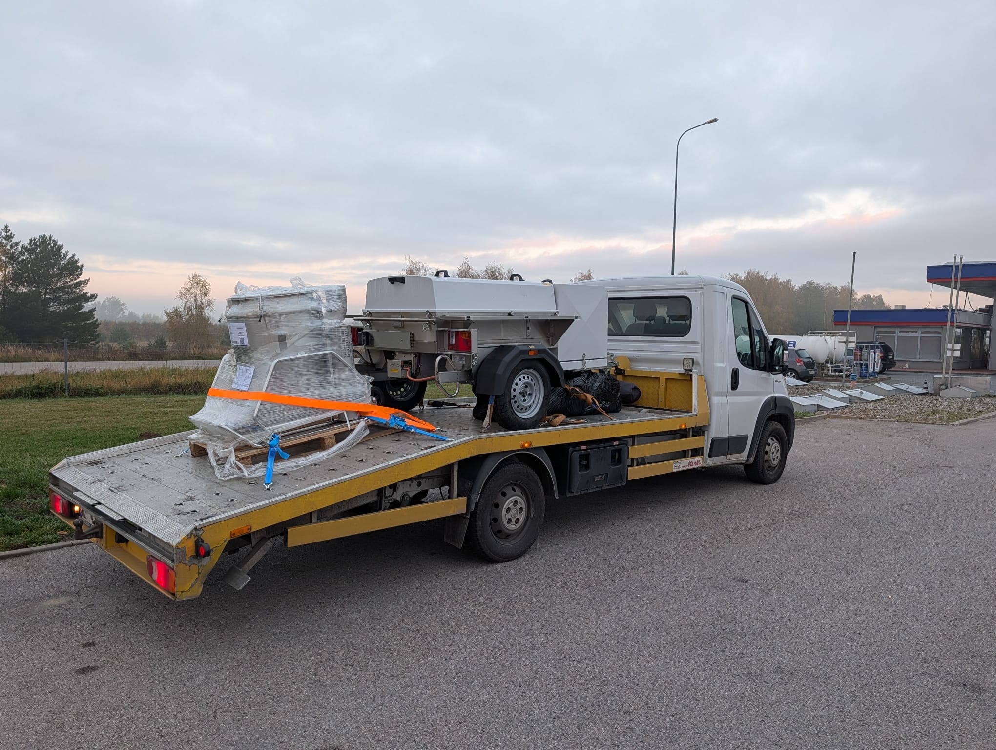 Kuchnia Teuvan LFK150 i kocioł FC75 na samochodzie transportowym w drodze do Gminy Gorlice.