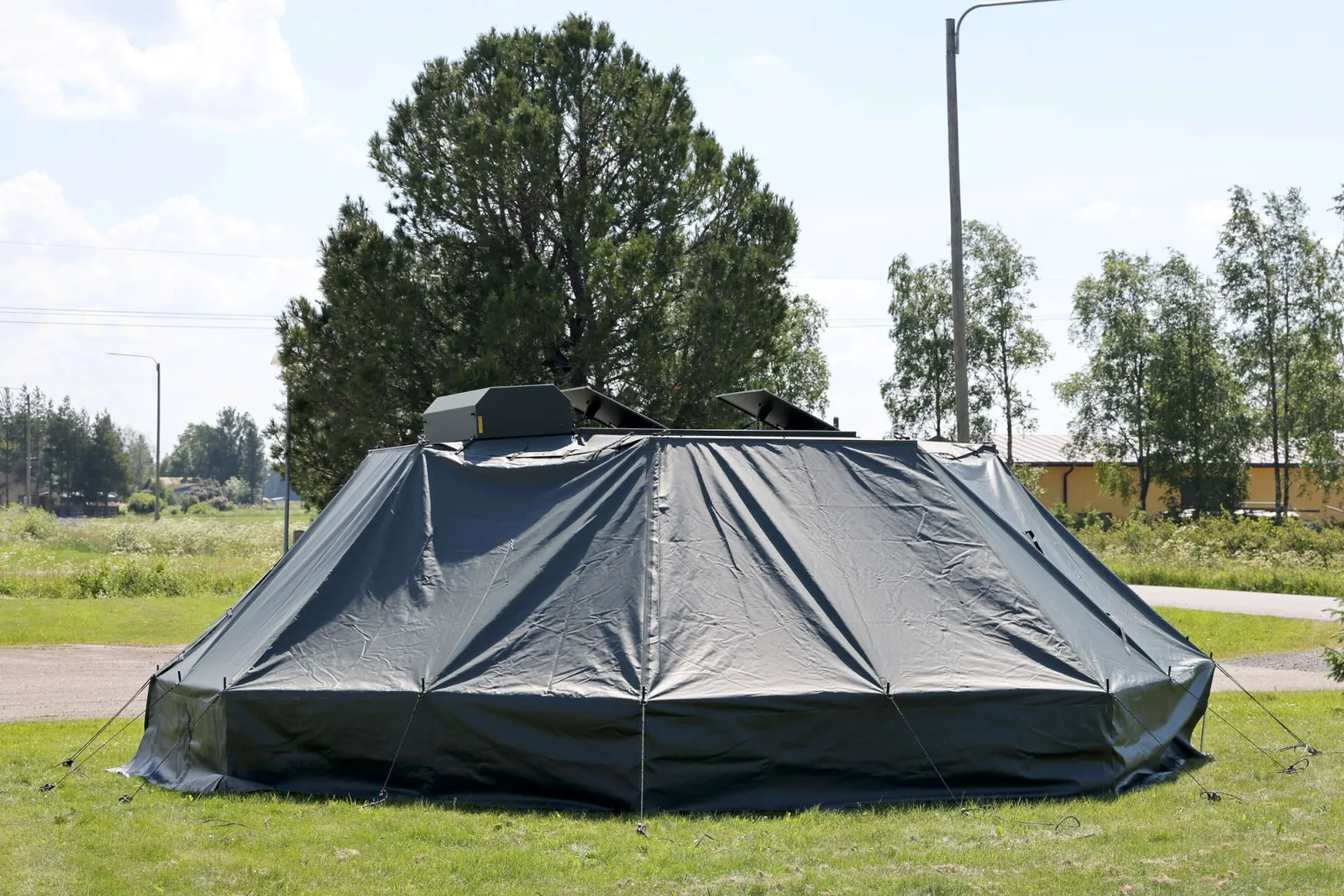 FK2000 z całkowicie rozłożonym namiotem osłonowym.